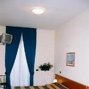 Quintuple Room